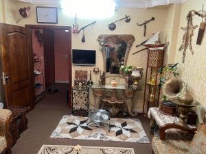 a living room with a table and a mirror at اربد الحي الشرقي in Irbid