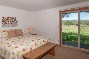 a bedroom with a bed and a window at 108 Quelah Condo in Sunriver