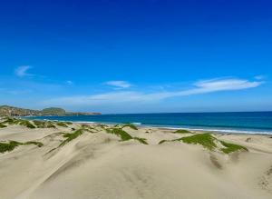 a sandy beach with the ocean in the background at Villa Vichayo Bungalows in San Martín