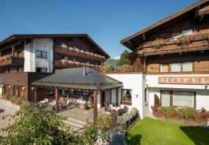 ein Hotel mit einer Terrasse vor einem Gebäude in der Unterkunft Hotel Haymon in Seefeld in Tirol