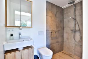 a bathroom with a sink and a shower at Appartement im Weiherhaus in Forchheim +8 photos