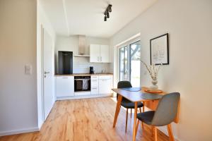 a kitchen with a table and chairs in a room at Appartement im Weiherhaus in Forchheim