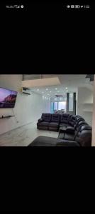 a living room with a couch and a tv at Gemela1 in Puerto Peñasco