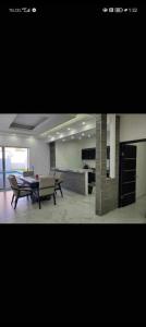 a living room with a table and chairs and a kitchen at Gemela1 in Puerto Peñasco
