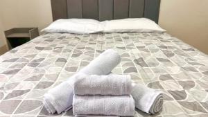 a bed with towels on top of it at Aconchego e praticidade ao lado da BR-040 in Luziânia