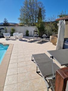 eine Terrasse mit vielen Stühlen und einem Pool in der Unterkunft Cassis la gare in Cassis + 9 Fotos