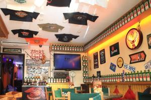 TV a/nebo společenská místnost v ubytování Barri Antic Hostel & Pub