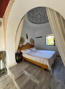 a bedroom with a bed in a room at Houch Ennejma in Al Ḩārah al Kabīrah