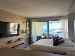 a bedroom with a bed with a view of the ocean at Prince Studio front de mer - residence luxe & thalasso in Biarritz