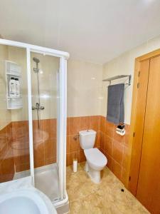 a bathroom with a toilet and a shower and a sink at Alma Marina Alcossebre - WiFi - Pet friendly - Aire Acondicionado in Alcossebre +12 photos