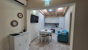 a kitchen and dining room with a table and chairs at Su Chélu in Villasimius