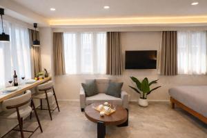 a living room with a couch and a table at AKATSUKI HOTEL Ueno JR山手線鶯谷駅まで徒歩3分 成田空港直行 新宿渋谷直通 in Tokyo