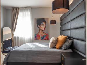 a bedroom with a bed with a painting on the wall at MYō in Dorno