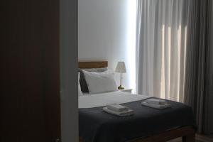 a bedroom with a bed with two towels on it at CASA DAS QUINTÃES in Figueiredo +54 photos