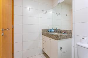 a bathroom with a sink and a toilet at Apt conforto 2 suítes Dfplaza in Brasília