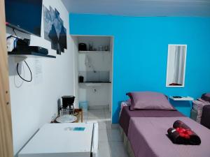 a bedroom with a purple bed and a blue wall at Casa Noronha tropical 2 in Fernando de Noronha +25 photos