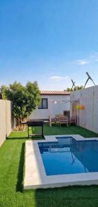 a backyard with a pool and a picnic table at شاليه ياسمين حتا الخاص - Jasmin Hatta Private Chalet in Hatta