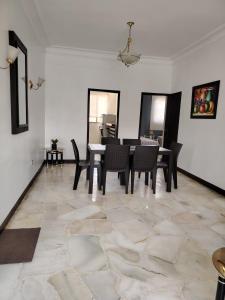 a dining room with a table and chairs at Del Sol Suites - Apartamento #1 in Guayaquil