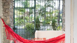 a window with a red hammock in front of it at Casa Central em Petropolis 400m do Museu Imperial in Petrópolis