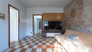 a living room with a couch and a flat screen tv at Casa Central em Petropolis 400m do Museu Imperial in Petrópolis