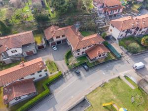 an overhead view of a residential suburb with houses at L’Acero Rosso - Giardino privato e Box auto in Menaggio