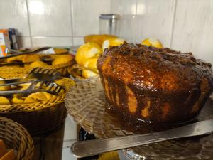 a loaf of bread on a plate next to baskets of lemons at Hotel Villa Real in Diamantina +34 photos