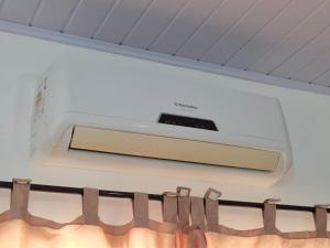 a close up of a toaster oven in a kitchen at Pousada da Aline in Sete Barras