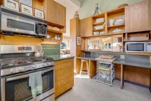 a kitchen with a stove and a microwave at Eurella in Annapolis