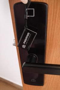 a door lock with a key in a room at Morada dos Ventos Búzios in Búzios
