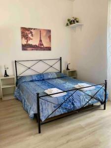 a bedroom with a bed and a picture of the eiffel tower at Casa con ampio giardino e patio in Acerra