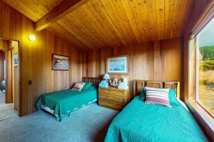 a bedroom with two beds and a wooden ceiling at Touch the Tides in Sea Ranch +17 photos