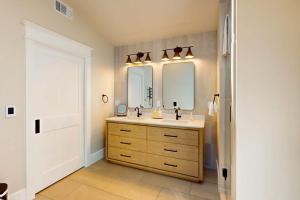 a bathroom with a sink and a mirror at Cabañita Del Mar in Sea Ranch +29 photos