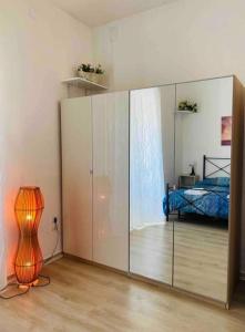 a bedroom with a large glass cabinet with a bed at Casa con ampio giardino e patio in Acerra