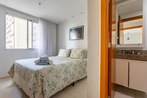 a bedroom with a bed with a teddy bear on it at AP Df Plaza varandão in Brasília +39 photos
