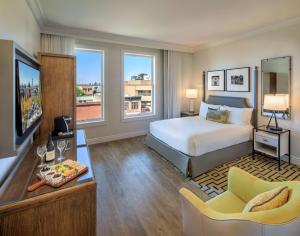 pokój hotelowy z łóżkiem i telewizorem w obiekcie Hotel E w mieście Santa Rosa