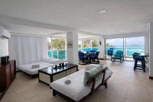 a living room with a couch and a table at Coral Confort APTS San Andres in San Andrés