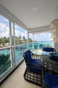 a dining room with a view of the ocean at Coral Confort APTS San Andres in San Andrés