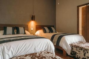 a hotel room with two beds in a room at El Mesón de Don José in La Mesa
