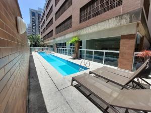 a swimming pool in the middle of a building at Book Santos Mar, Sol e Conforto no Unique 710 e 810 in Santos