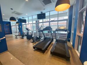 a gym with treadmills and ellipticals in a room at Book Santos Mar, Sol e Conforto no Unique 710 e 810 in Santos