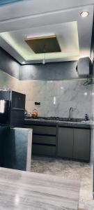 a kitchen with a sink and a counter top at Tata hôte in Tatta