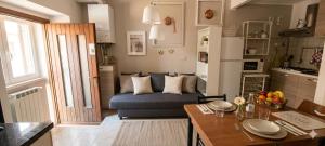 a living room with a blue couch and a table at a casa di Max in Trezzo sullʼAdda