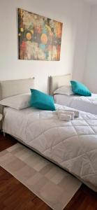 two beds sitting next to each other in a room at La finestra sul lago in Clusane sul Lago