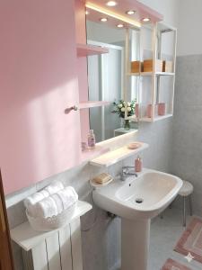 a bathroom with a sink and a mirror at a casa di Max in Trezzo sullʼAdda