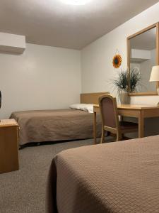 a hotel room with two beds and a table and a mirror at Cabin Hilltop D on Meramec River in Steelville