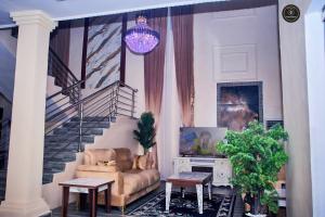 ein Wohnzimmer mit Sofa und Treppe in der Unterkunft Ozigrand Hotel in Benin-Stadt