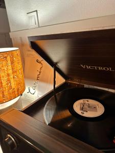 a vinyl record in a box next to a lamp at Pátio dos 8 - Alentejo in Vale de Santiago
