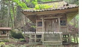 ein versteckter Shinto-Schrein im Wald in der Unterkunft Lien Tono in Tōno