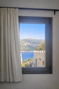 a window with a view of the ocean at Castello in Porto Kagio