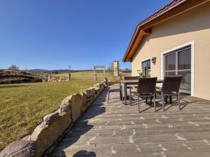 eine Terrasse mit Stühlen und einem Tisch vor einem Haus in der Unterkunft Fonse in Pettendorf